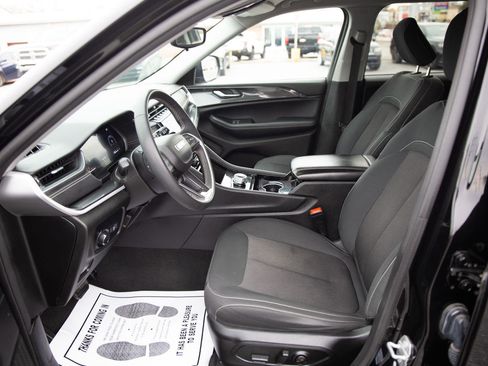 Used 2023 Jeep Grand Cherokee Laredo image 20