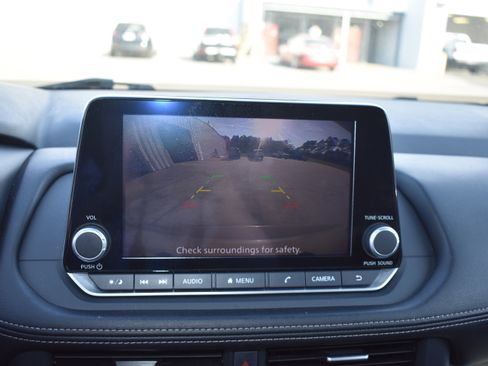 Used 2024 Nissan Rogue SV image 19