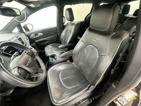 Used 2020 Chrysler Pacifica Limited w/ S Appearance Package FWD image 15