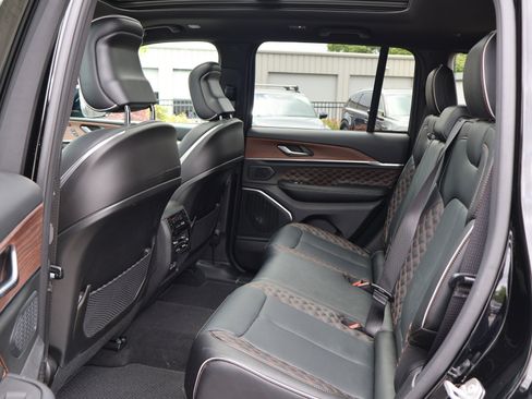 Used 2025 Jeep Grand Cherokee Summit w/ Obsidian Package AWD/4WD image 17