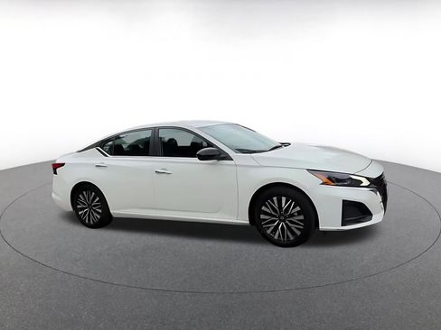 Used 2025 Nissan Altima 2.5 SV image 2