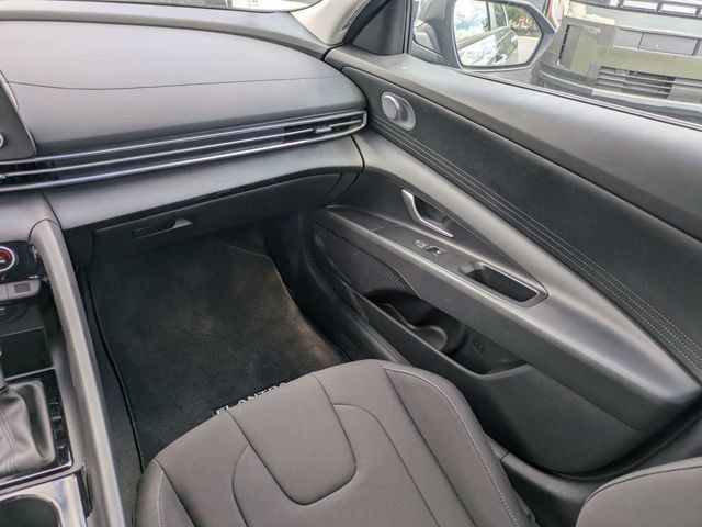 Certified 2025 Hyundai Elantra Hybrid FWD image 16
