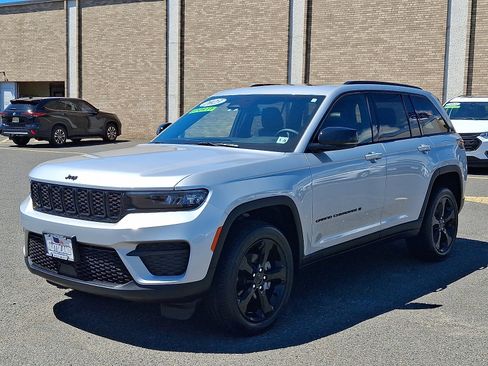 Used 2023 Jeep Grand Cherokee Altitude AWD/4WD image 3