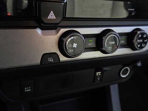 Used 2016 Toyota Tacoma SR5 w/ Towing Package image 26