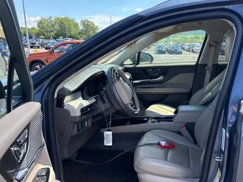 Used 2022 Lincoln Corsair AWD w/ Premium Package image 2