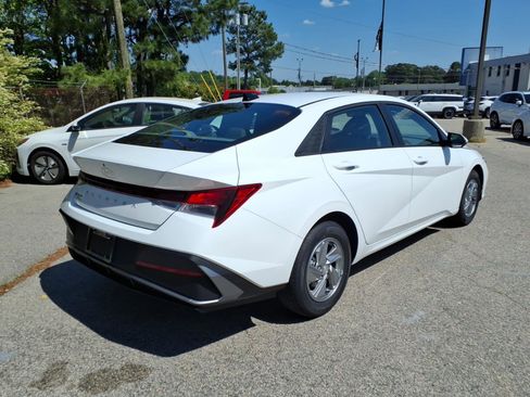 New 2026 Hyundai Elantra SE FWD image 3