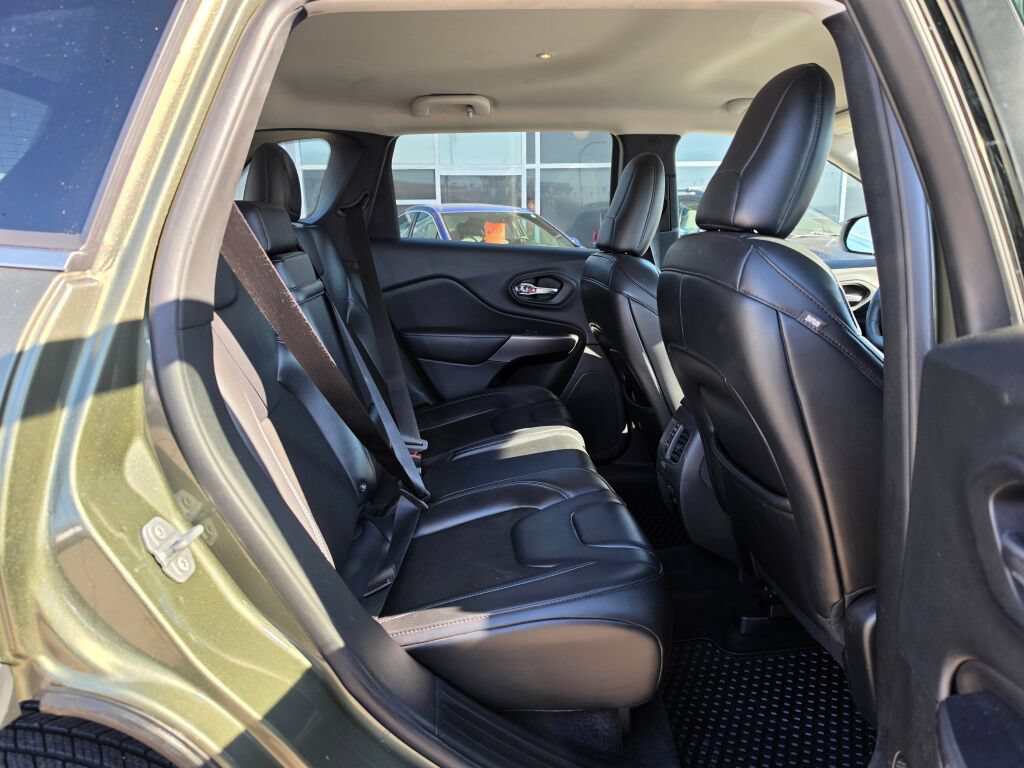 Used 2019 Jeep Cherokee Latitude Plus w/ Cold Weather Group AWD/4WD image 14