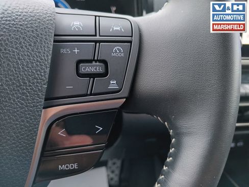 Used 2025 Toyota Camry SE FWD image 7