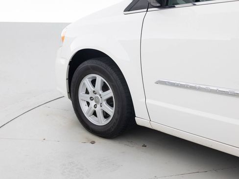 Used 2013 Chrysler Town & Country Touring FWD image 18