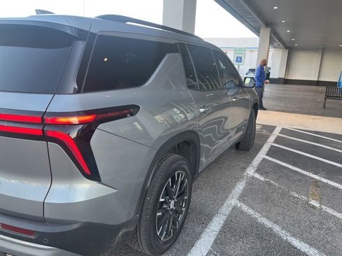 Used 2025 Chevrolet Traverse LT w/ Sun and Wheel Package image 2