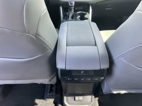 Used 2023 Toyota Highlander XLE image 22