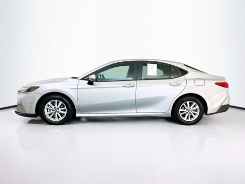 Used 2025 Toyota Camry LE image 4