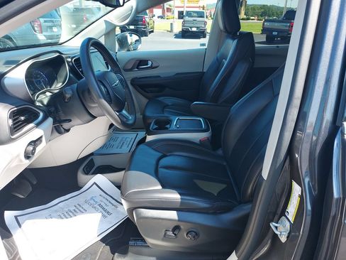Used 2023 Chrysler Pacifica Touring-L FWD image 13