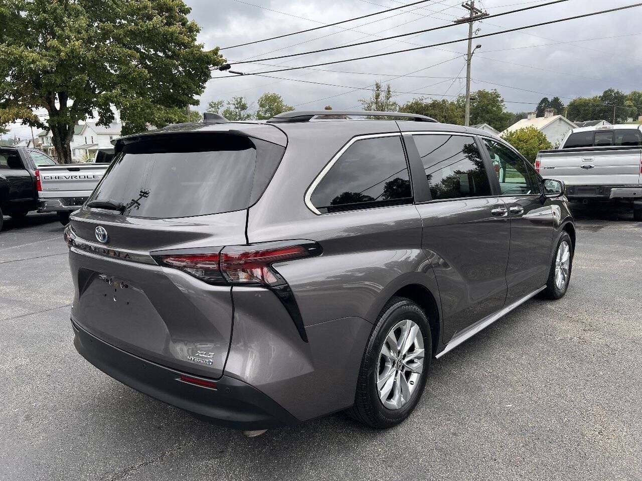 Used 2024 Toyota Sienna XLE w/ XLE Plus Package AWD/4WD image 5