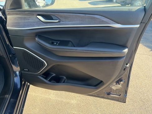 Used 2023 Jeep Grand Cherokee Limited image 12