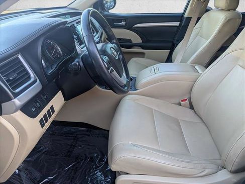 Used 2017 Toyota Highlander XLE image 11