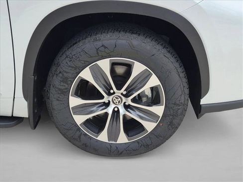 New 2026 Toyota Highlander XLE AWD/4WD image 9