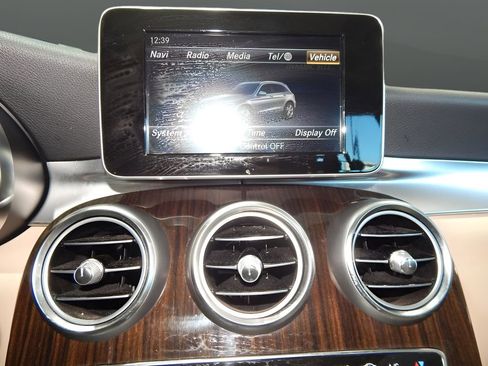 Used 2019 Mercedes-Benz GLC 300 4MATIC w/ Premium Package image 31