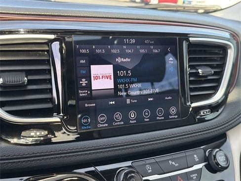 Used 2020 Chrysler Pacifica Limited image 27