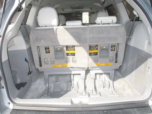 Used 2014 Toyota Sienna XLE image 12