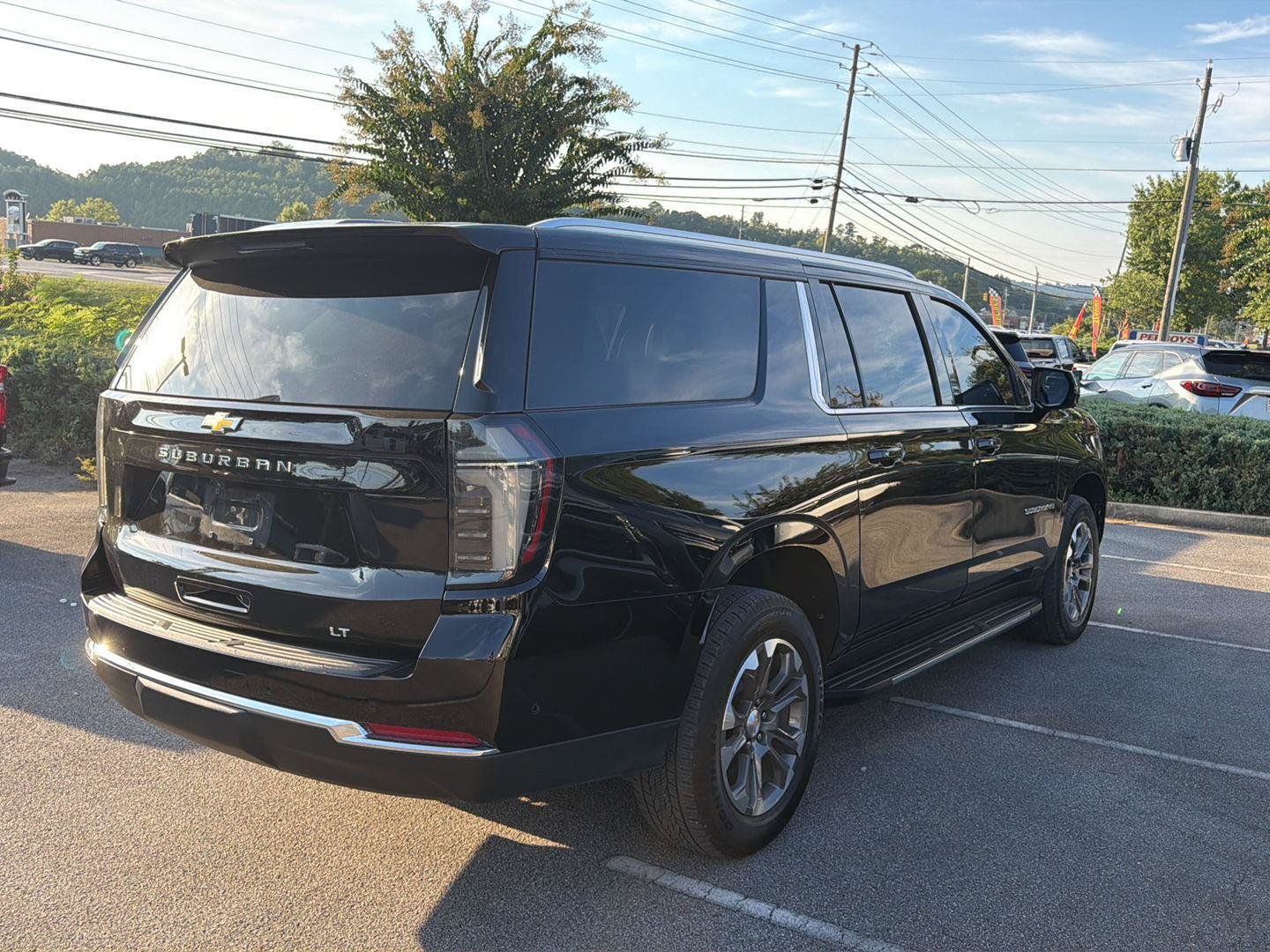 Used 2025 Chevrolet Suburban LT w/ Comfort Package RWD image 3