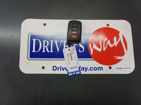 Used 2018 Toyota RAV4 XLE FWD image 17