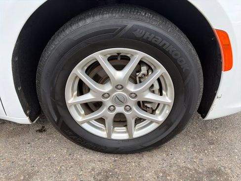 Used 2024 Chrysler Pacifica Touring-L FWD image 14