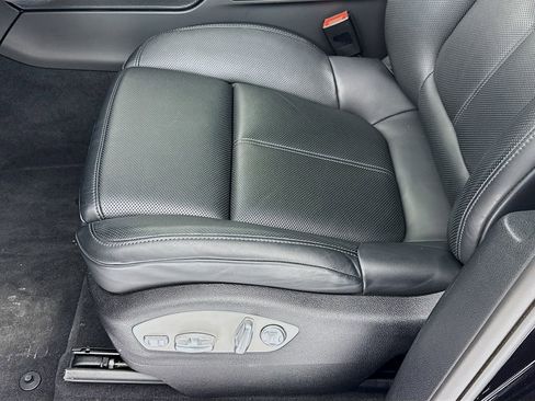 Certified 2025 Porsche Macan AWD/4WD image 13