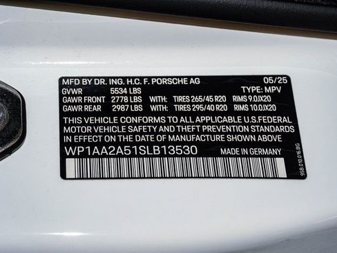 Certified 2025 Porsche Macan image 30