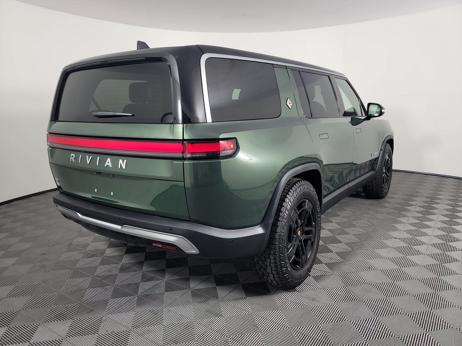 Used 2023 Rivian R1S Adventure Dual AWD/4WD image 5