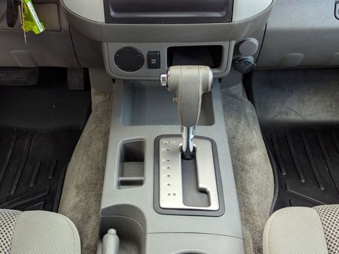 Used 2010 Nissan Frontier SE image 19