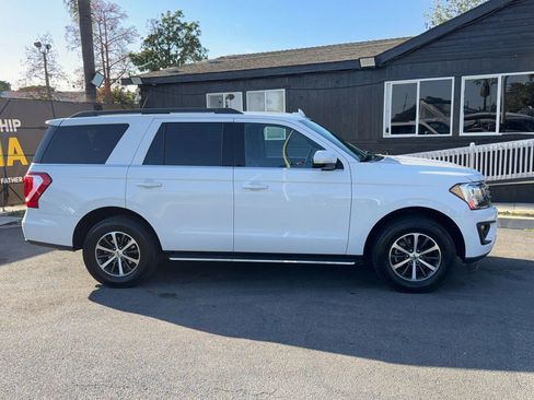 Used 2018 Ford Expedition XLT w/ Equipment Group 202A AWD/4WD image 9