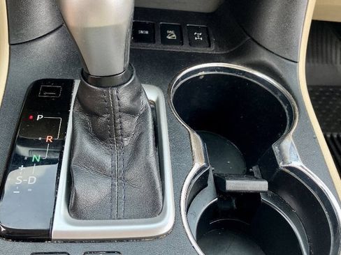 Used 2019 Toyota Highlander XLE AWD/4WD image 12