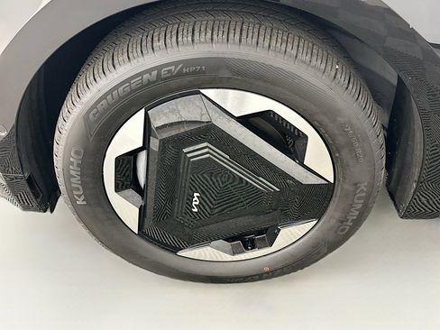 Used 2024 Kia EV9 Land image 11