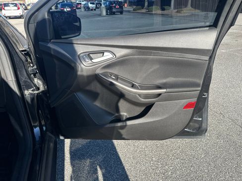 Used 2017 Ford Focus SEL w/ Cold Weather Package image 14