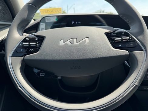 New 2025 Kia Niro EX Touring image 13