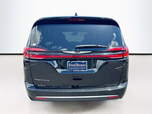 Used 2024 Chrysler Pacifica Pinnacle FWD image 8
