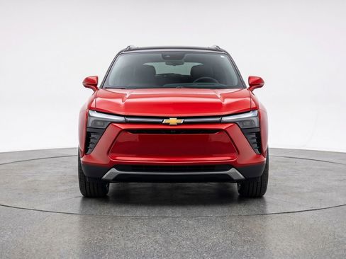 Used 2025 Chevrolet Blazer LT FWD image 2