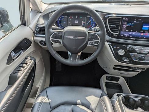 Used 2024 Chrysler Pacifica Limited FWD image 18