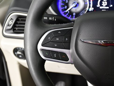 Used 2024 Chrysler Pacifica Touring-L FWD image 13