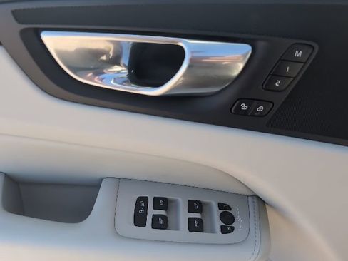Used 2023 Volvo XC60 B5 Plus image 9