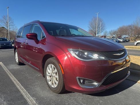 Used 2019 Chrysler Pacifica Touring-L image 4