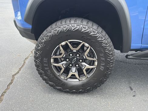Used 2025 Chevrolet Colorado ZR2 w/ Technology Package AWD/4WD image 11