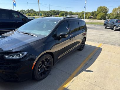 Used 2023 Chrysler Pacifica Limited w/ Uconnect Theater Family Group