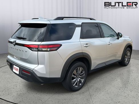 Used 2025 Nissan Pathfinder SV image 5