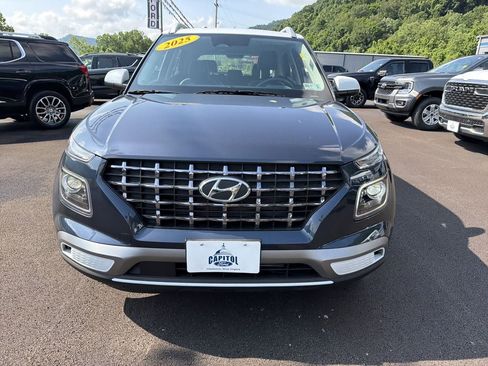 Used 2025 Hyundai Venue Limited FWD image 11