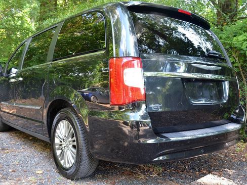 Used 2015 Chrysler Town & Country Touring-L w/ Driver Convenience Group FWD image 4