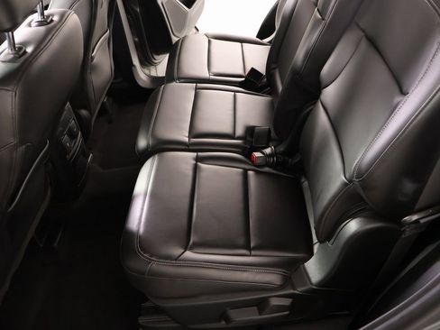 Used 2022 Ford Explorer XLT w/ Equipment Group 202A image 12