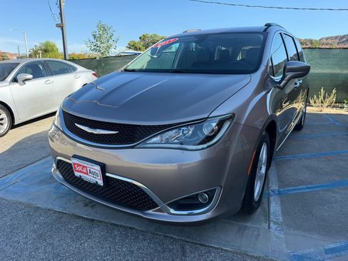 Used 2017 Chrysler Pacifica Touring-L w/ Tire & Wheel Group FWD image 7