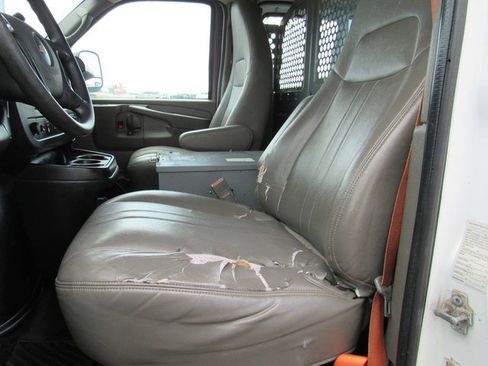 Used 2015 Chevrolet Express 2500 RWD image 30